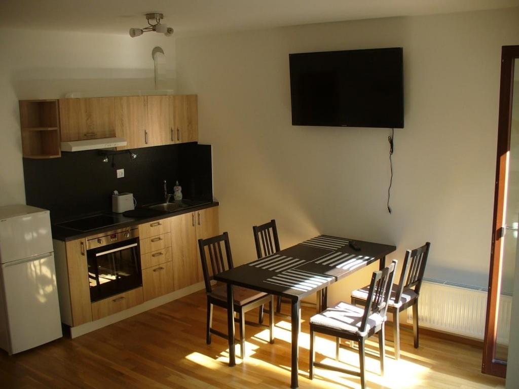 Garden Apartment With Garage In Central Praga Exterior foto