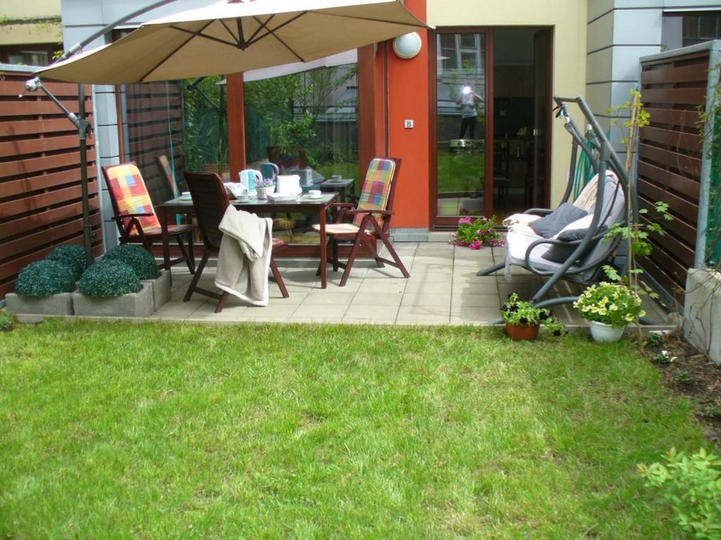 Garden Apartment With Garage In Central Praga Exterior foto