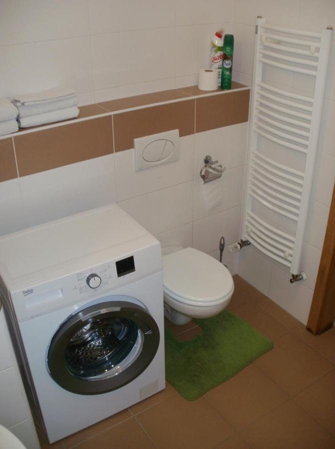 Garden Apartment With Garage In Central Praga Exterior foto